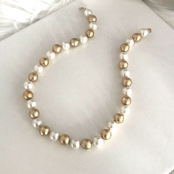 Vintage Simulated Pearl Necklace with Gold Toned Textured Beads Classic Chic 4Q - Picture 2 of 4